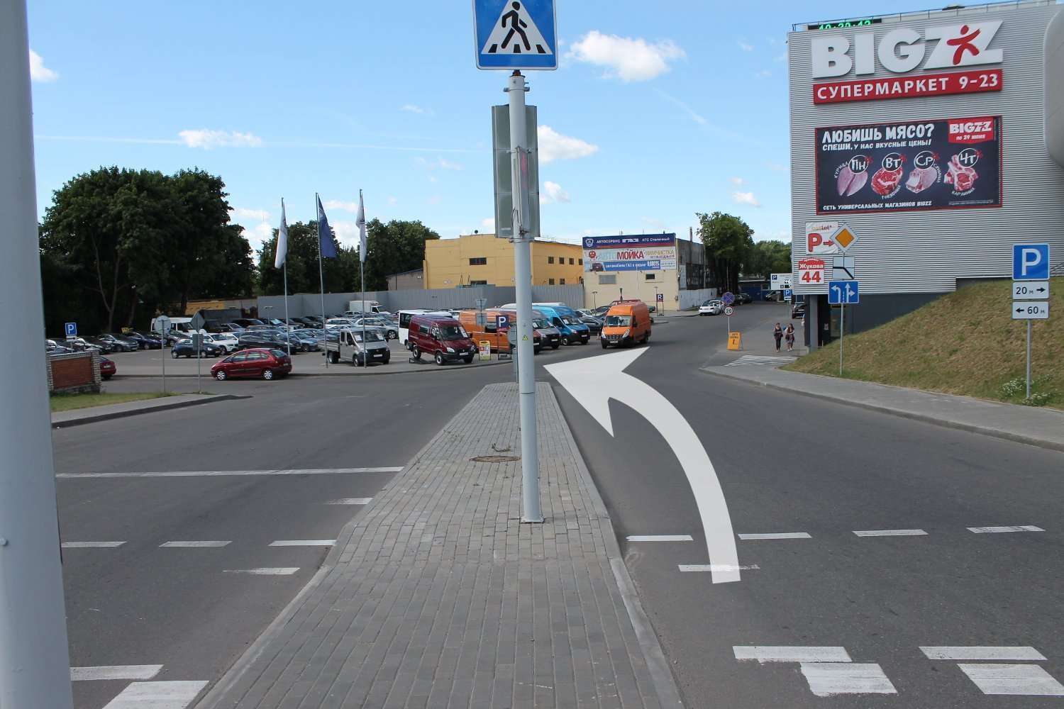 после съезда с проспекта Жукова поворот налево