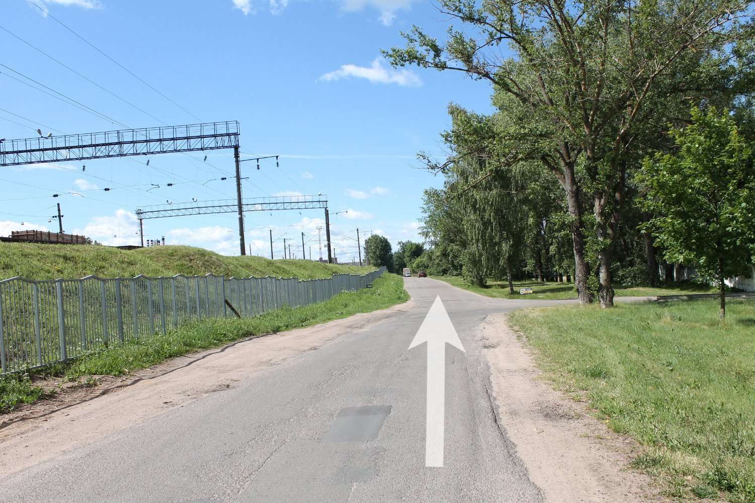 проезжаем второй перекресток, едем по Машинистов